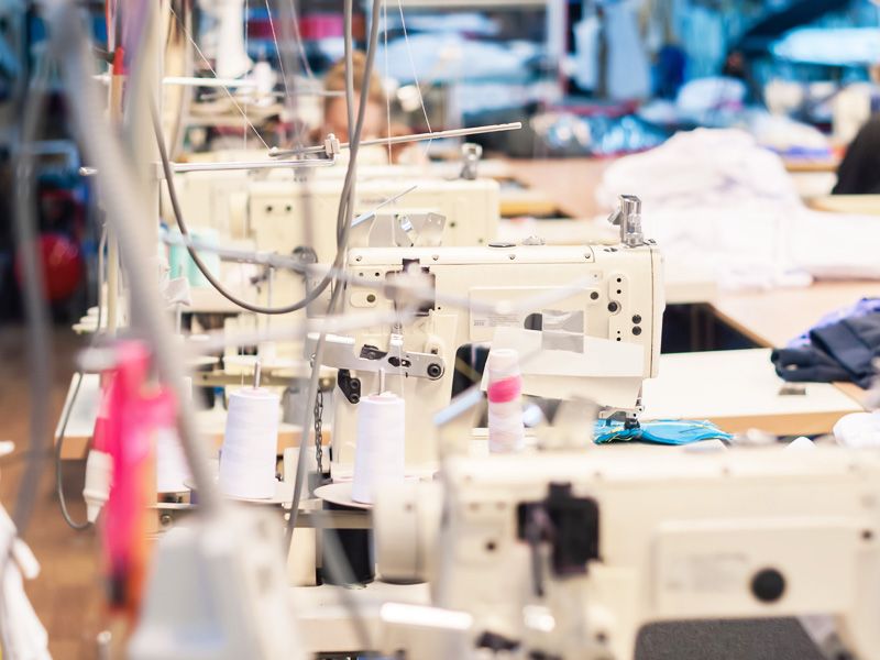 海外の服飾縫製工場のミシン