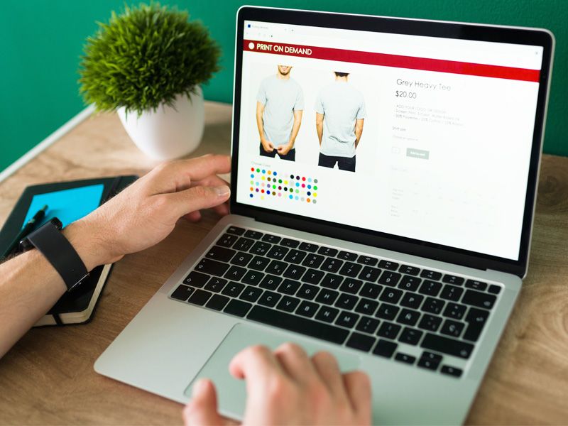 オンラインショッピング・ファッション通販をする若い男性